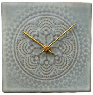 杉浦製陶 置き時計 日本製 LACE TILE CLOCK 陶磁器 幅14.7 高さ14.7 奥行6cm 重量530g グレー