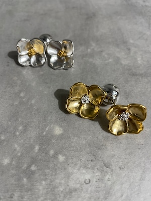 flower イヤリング／ピアス