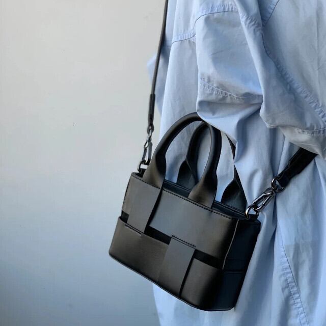 ショルダーバッグ レディース 鞄 ミニバッグ バケツバッグ ハンドバッグ モード おしゃれ シンプル お出かけ デート お呼ばれ ブラック シンプル