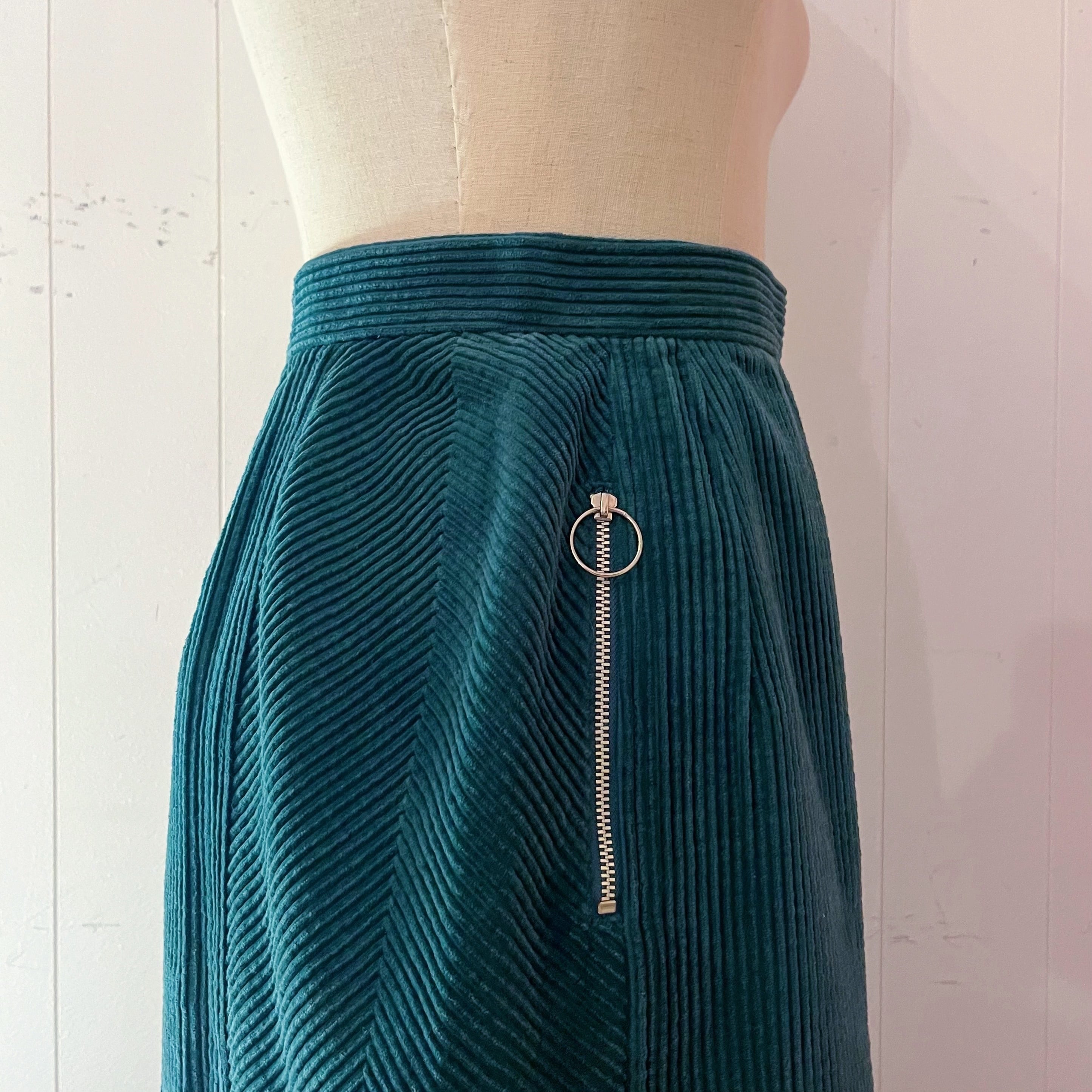 green corduroy semi tight skirt
