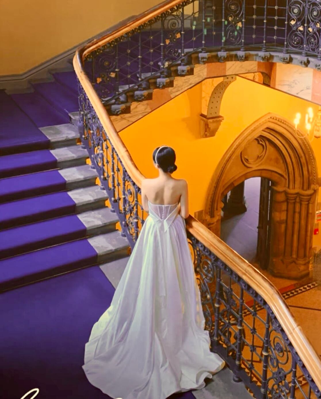 ウェディングドレス サテン Aライン ビスチェ 折り返し 包みボタン