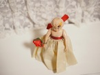 赤い薔薇を持ったプラスチックドール 画像12