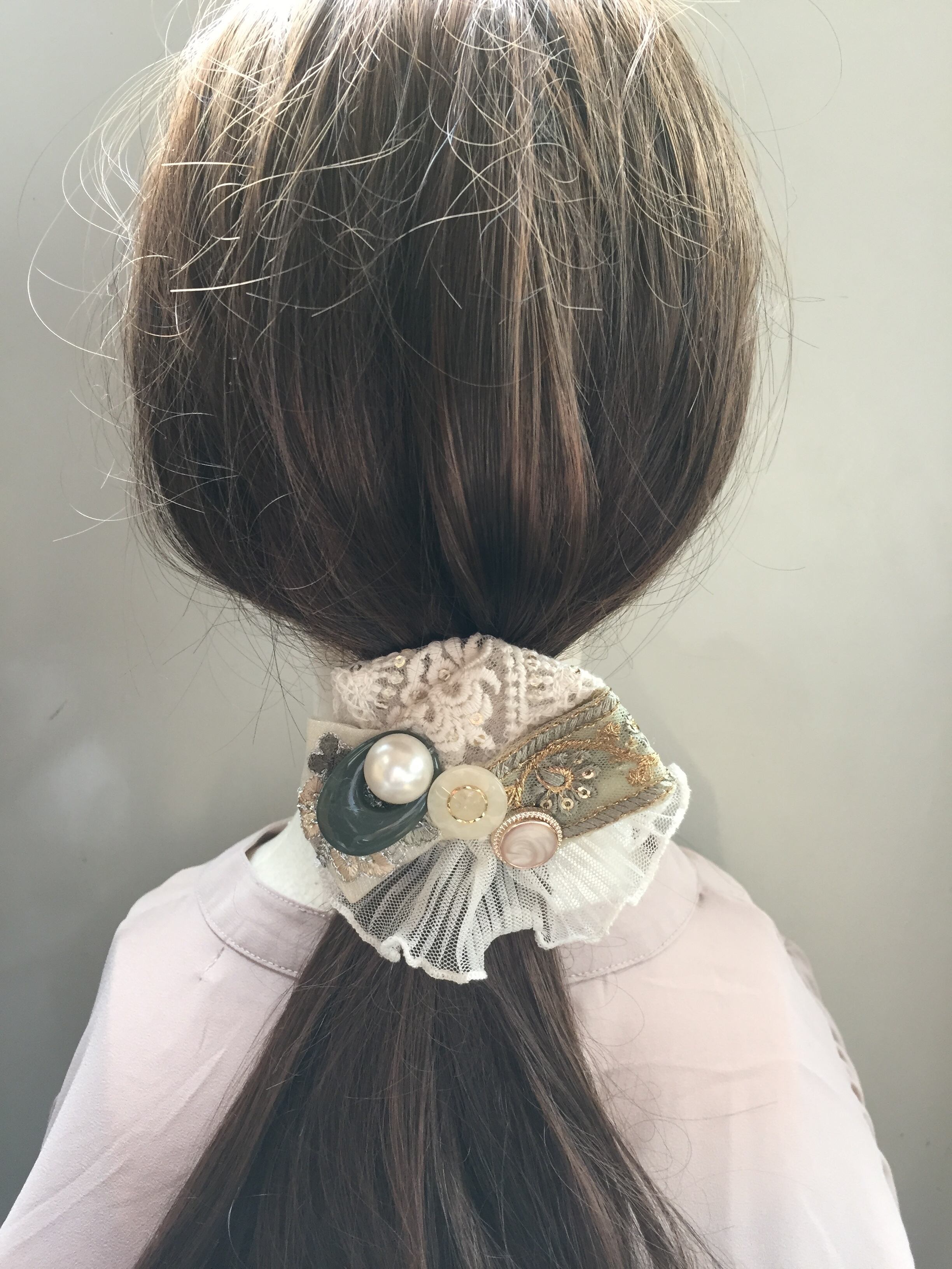 no.81 刺繍リボンとボタンカボションの華やかポニーフック2点セット✩.*˚ インド刺繍 リボン ポニーフック ポニーカフス ボタン ホワイト | fleurien