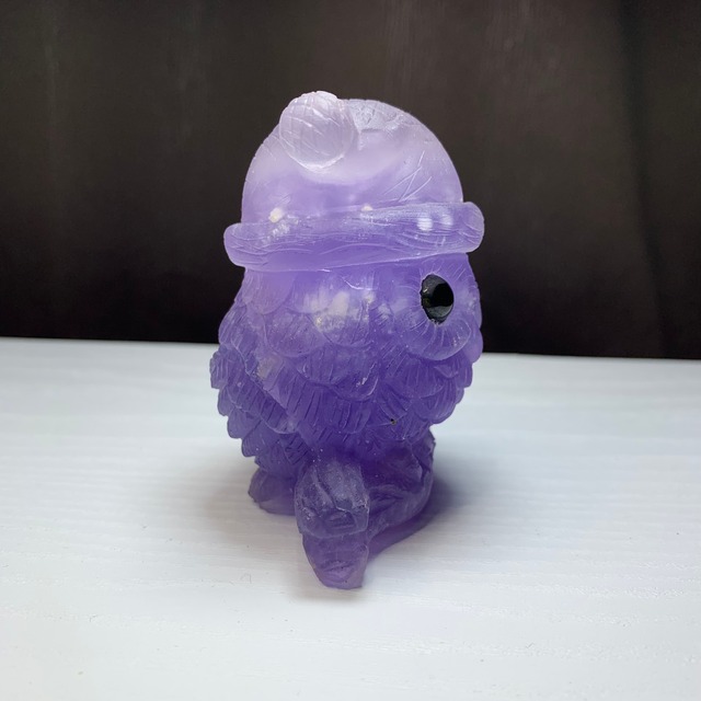 5.帽子をかぶった色合い美しいフローライト・フクロウ