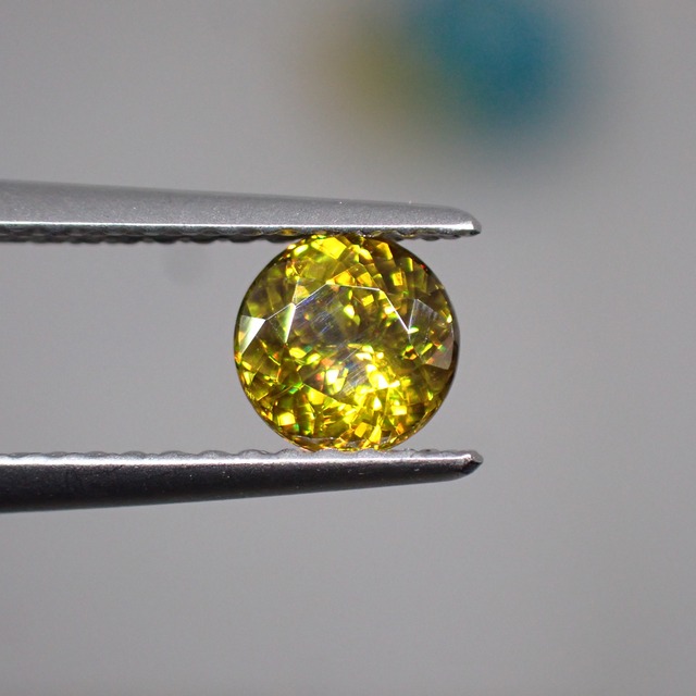 細かいパチパチファイア☆マダガスカル産スフェーン 0.56ct