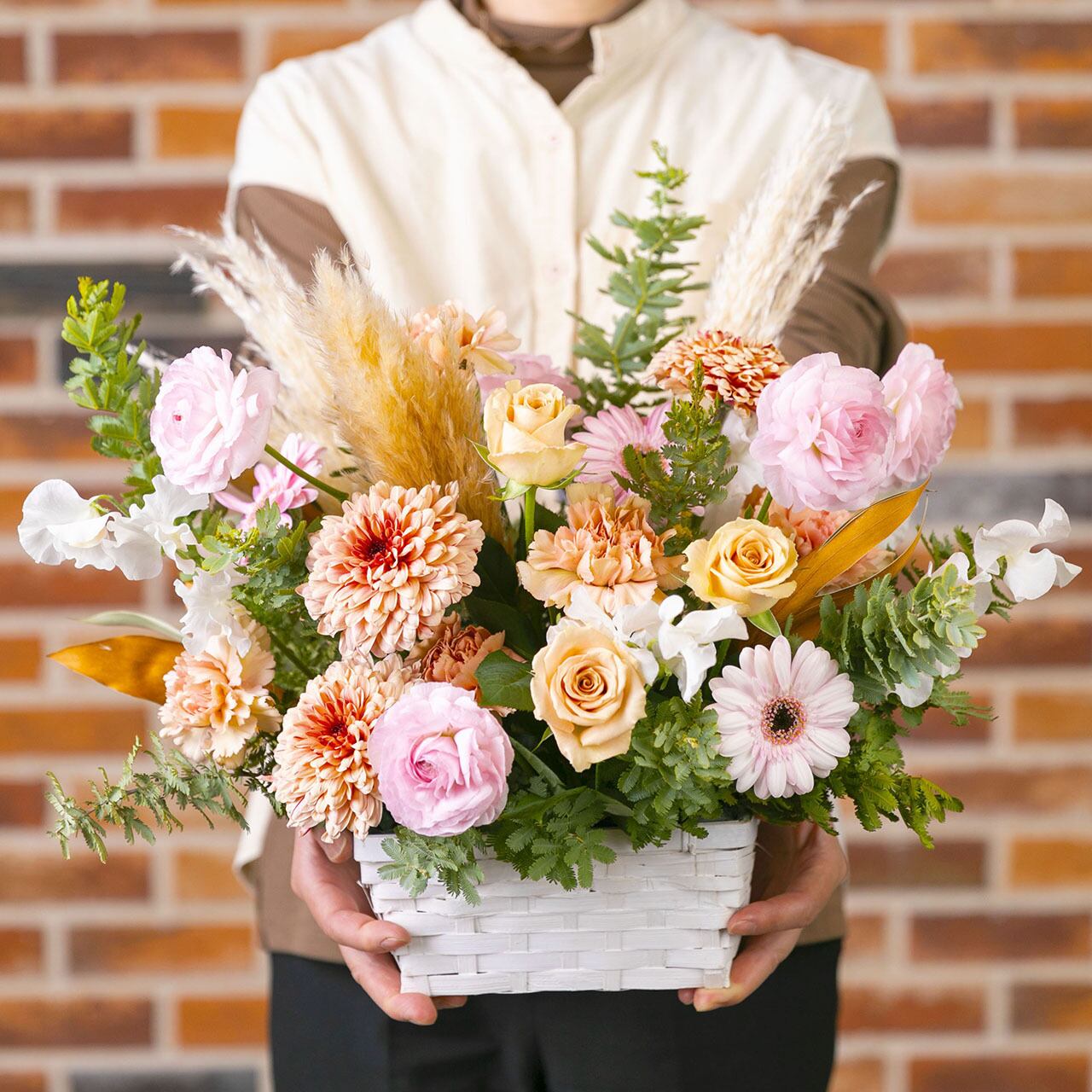 シックな色味のアレンジメント | 花の宅配便