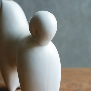 コロンとなめらかな、磁器の白い犬 2