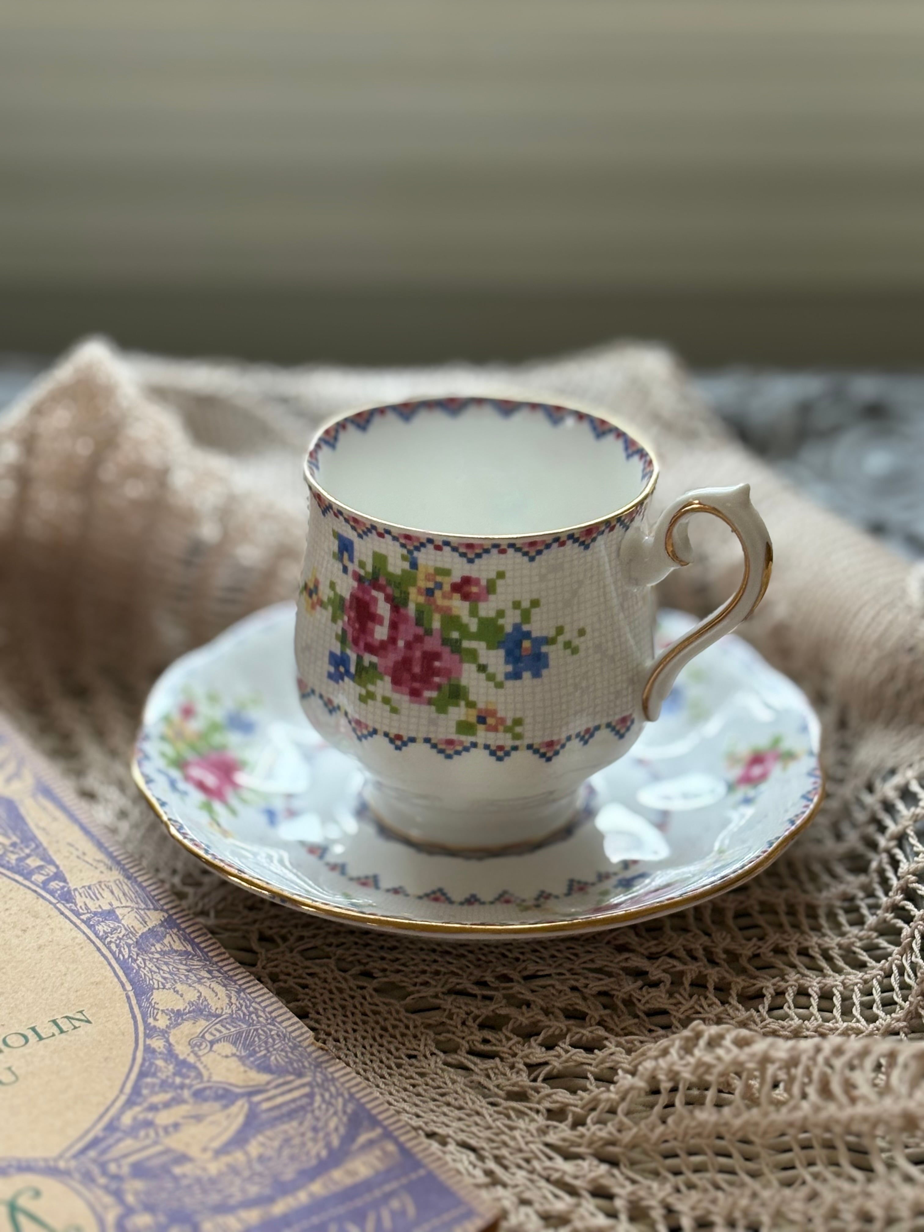 英国Vintage ROYAL ALBERT ロイヤルアルバート プチポワン デミタスサイズ カップ&ソーサー ② 刺繍柄 テーブルウェア