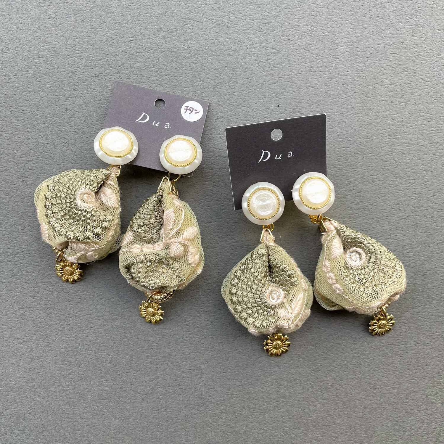 白ボタンとグリーンリボン風船タッセルの〈ピアス/イヤリング〉 | Dua