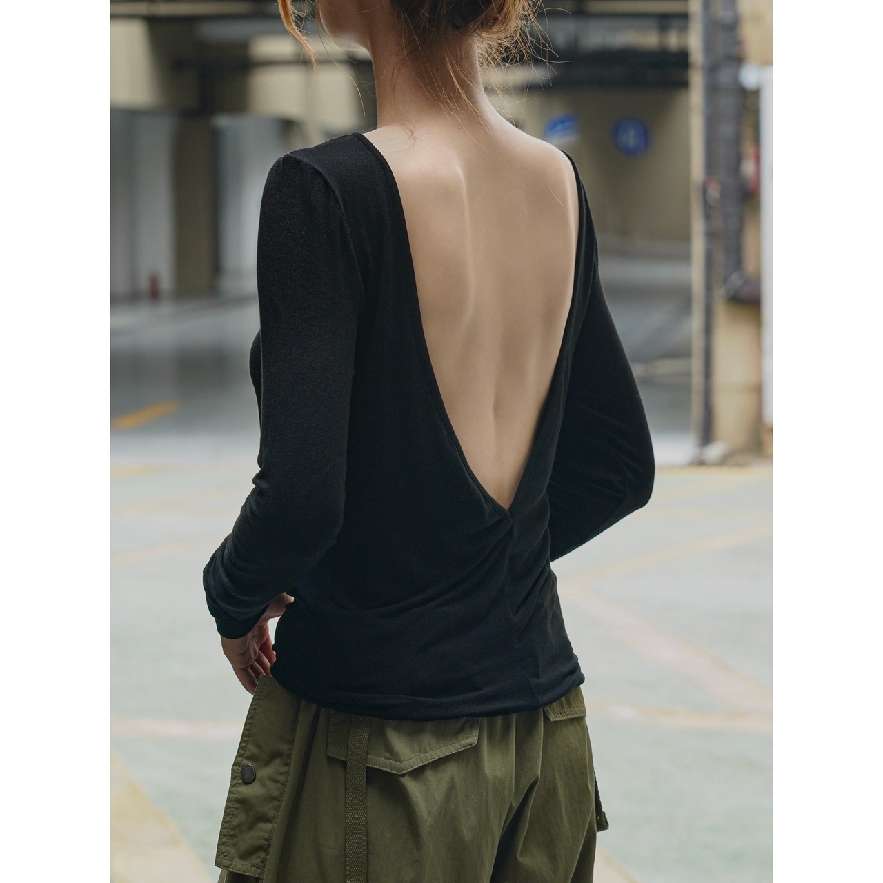DEEP V BACK TOP