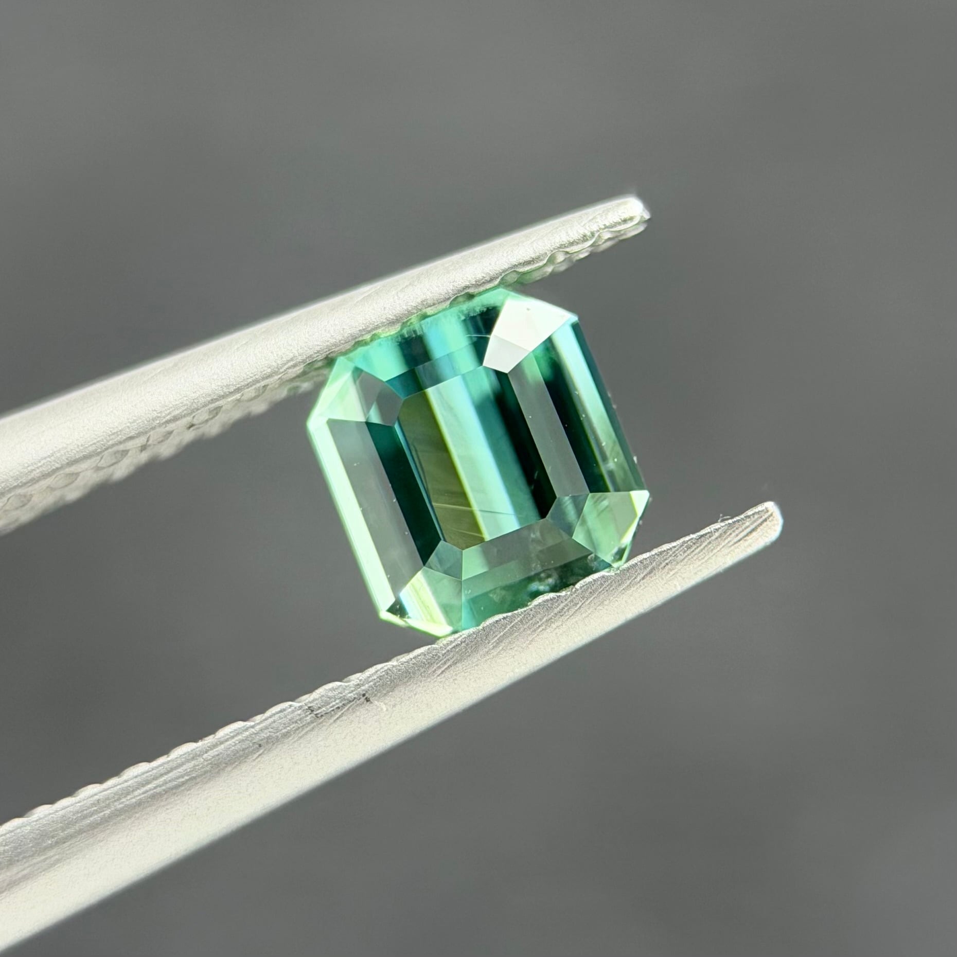 シーフォームグリーントルマリン 5.2x4.9mm, 0.79ct, アフガニスタン産