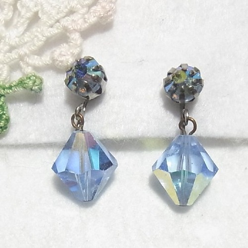 ブルーのガラスビーズが下がるイヤリング  コスチュームジュエリーのセール通販 9768E