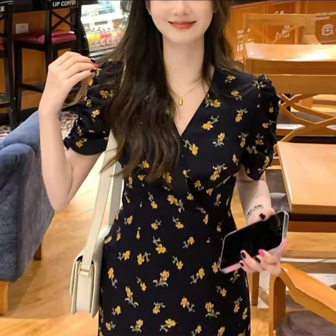 花柄Vネックワンピース