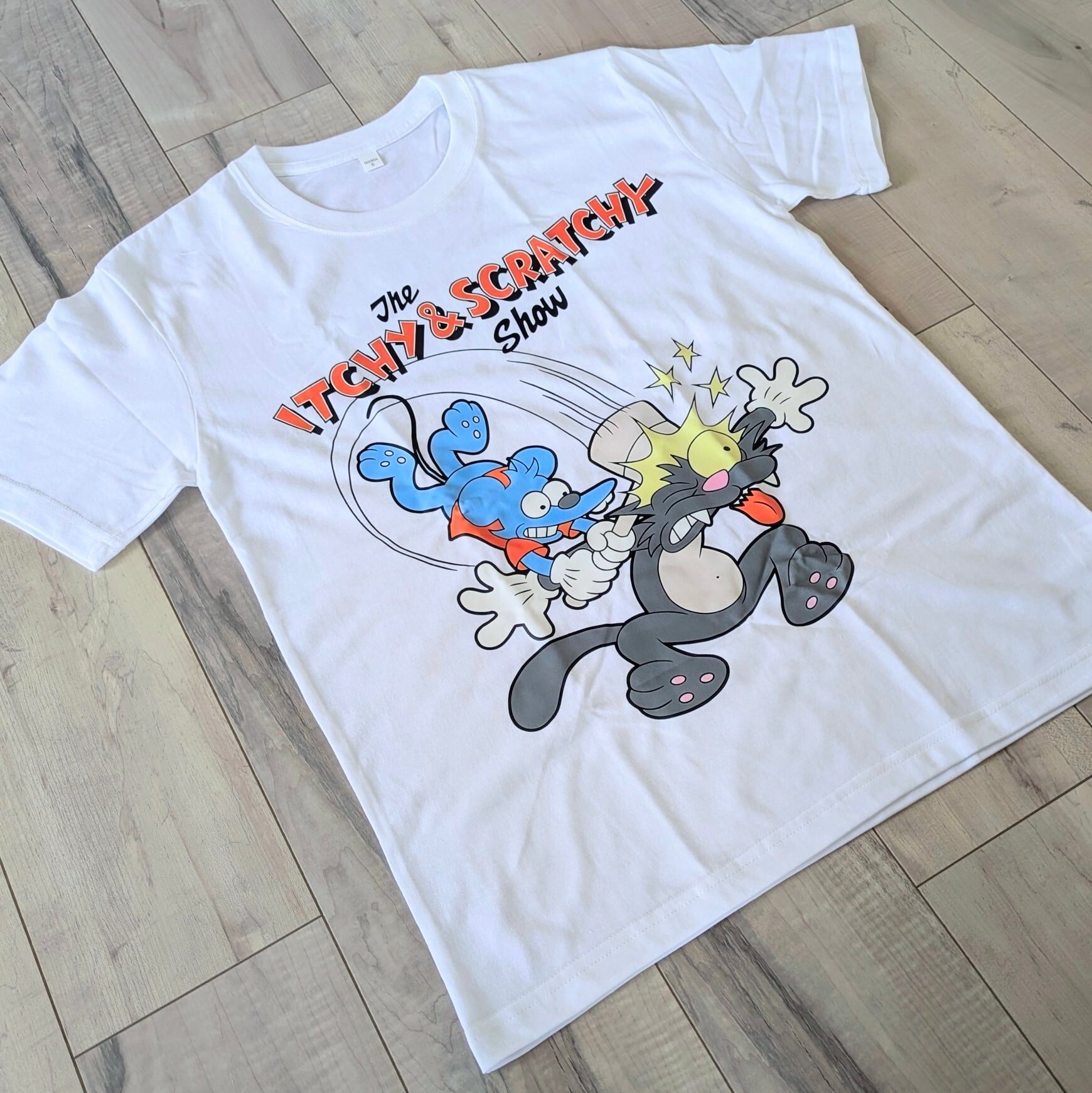 【 The Simpsons( ザ・シンプソンズ ) 】『 The Itchy & Scratchy Show / イッチー&スクラッチー 』 Tシャツ / WHITE〚アメリカン雑貨 アメトイ〛