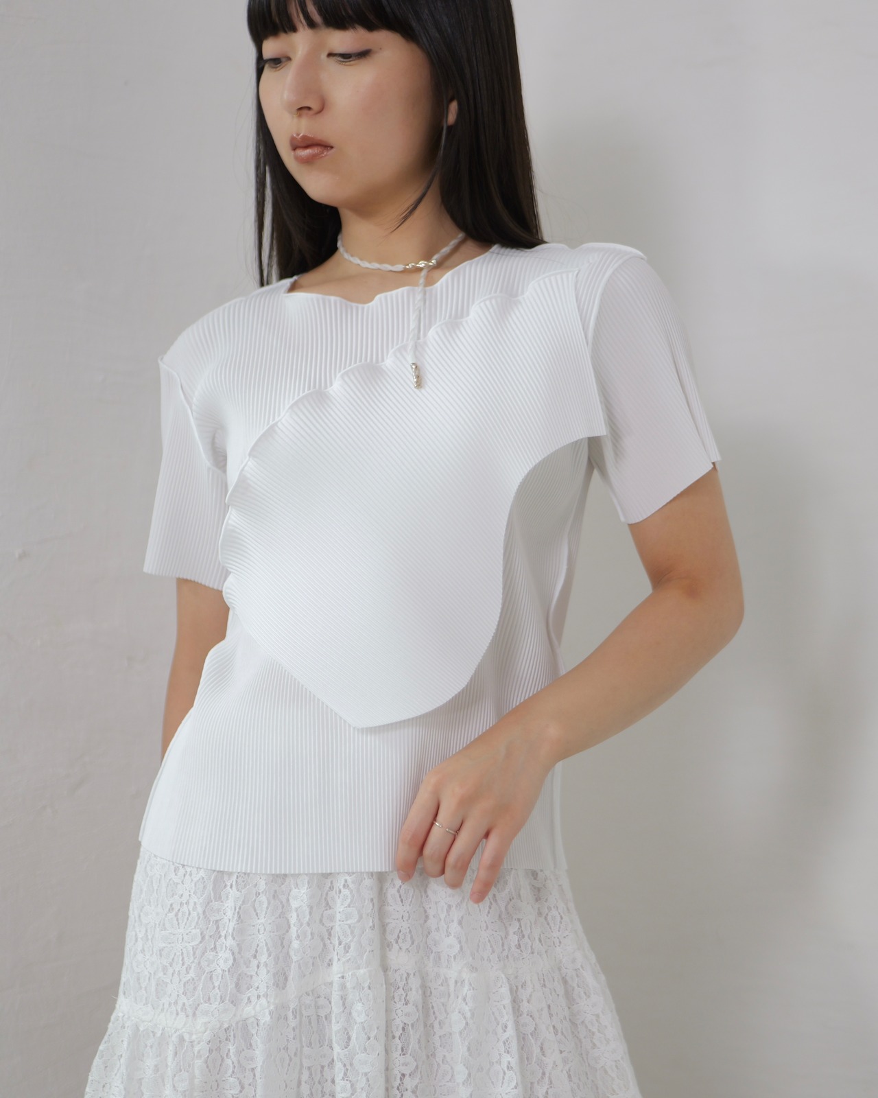 kotoha yokozawa - TODO WAVE TOP *SHORT SLEEVE ：All White｜波打つプリーツ／ラフなデコレーション