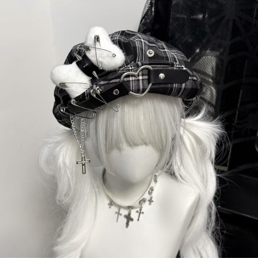 病み可愛い地雷系スタイル。大ぶりリボンと安全ピンが輝くチェック柄パンクベレー帽