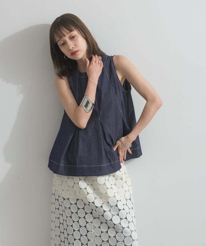 2603020 フロントタックフレアノースリーブトップス indigo | エルキカク