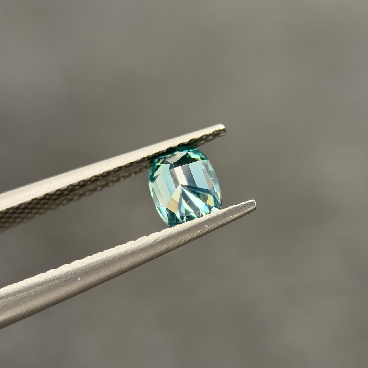 カラーチェンジジルコン 6.1x4.6mm, 0.95ct, ミャンマー産