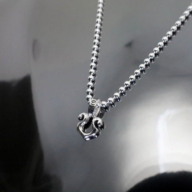 TINY RHYTHMIC HORSESHOE PENDANT / タイニーリズミックホースシューペンダント