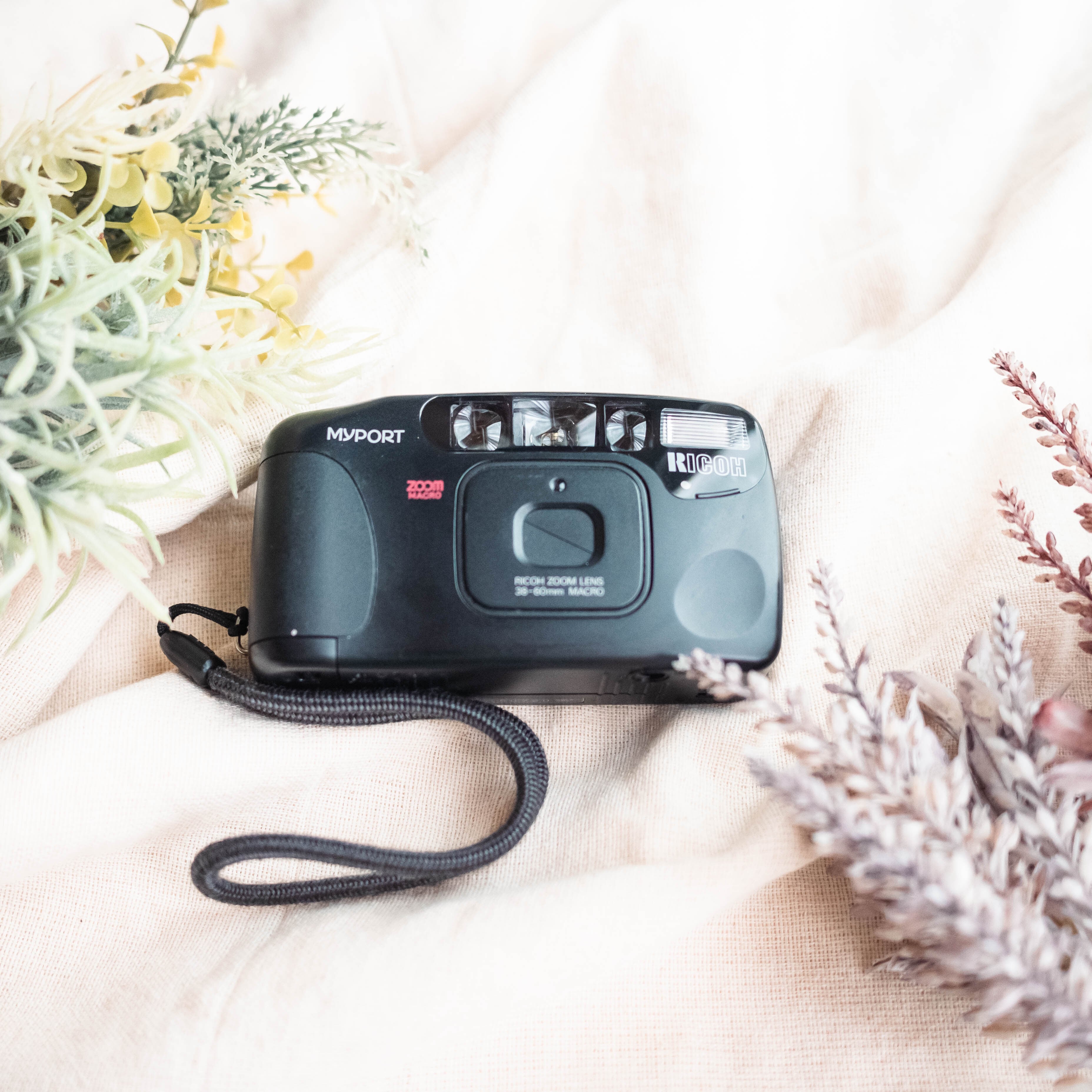 CHINON フィルムカメラ ブラック ケース ストラップ 昭和 レトロ CHINON フィルムカメラ ブラック ケース ストラップ 昭和 レトロ