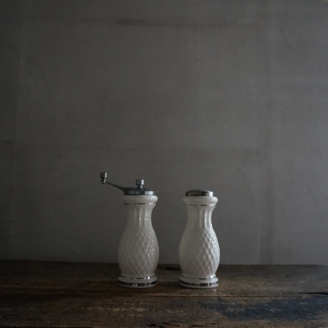 古い国産の陶器ペッパーミルとソルトシェーカー