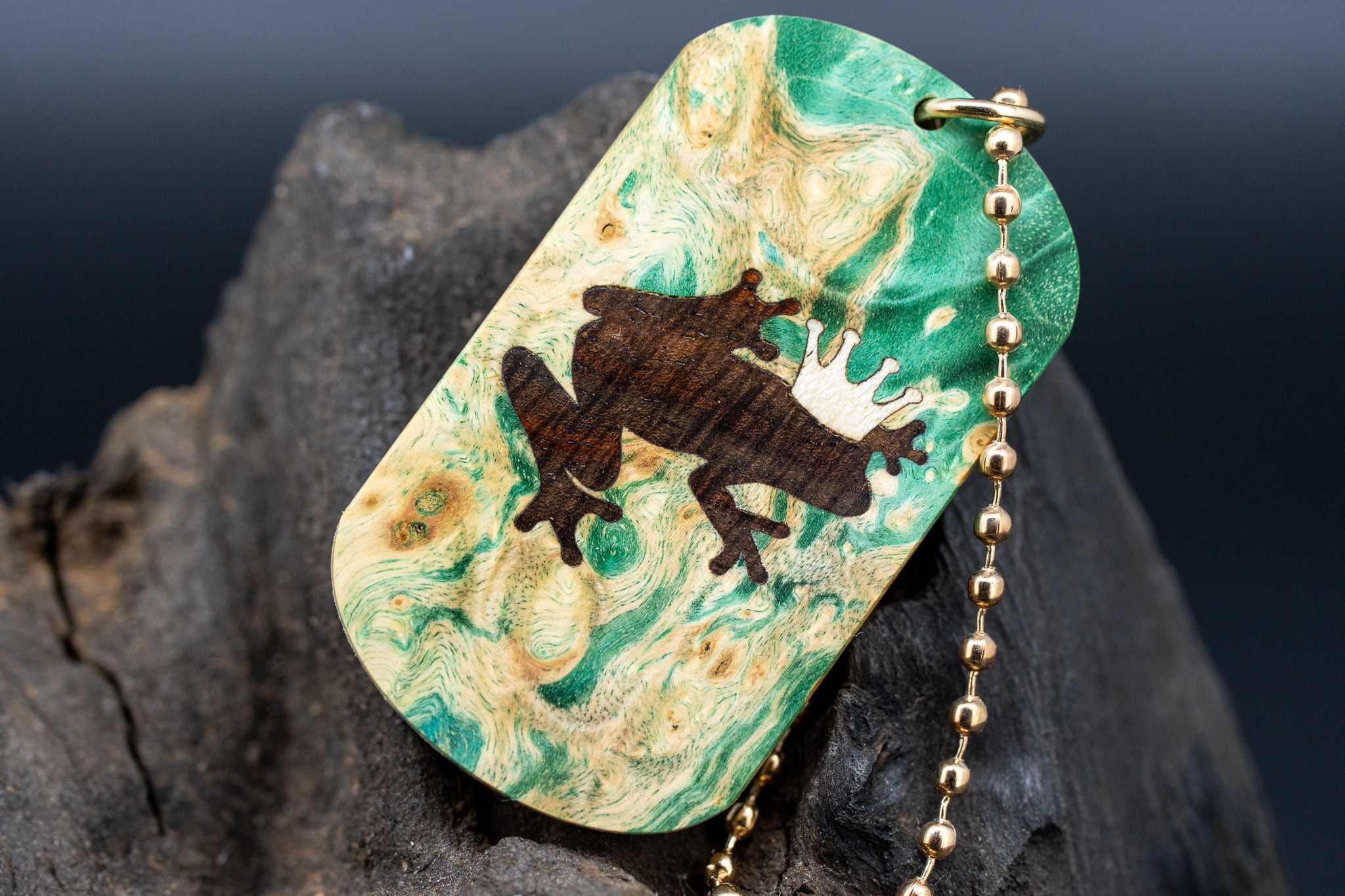 【カナダの象徴】ハードメープル瘤 スタビライズウッド ドッグタグ 象嵌 カエルの王様