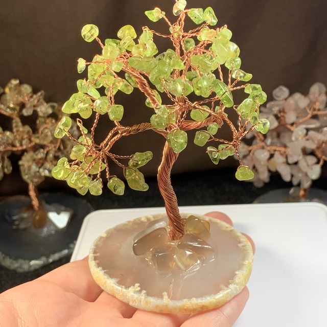 4.色合いが美しい天然石ツリー・ペリドット