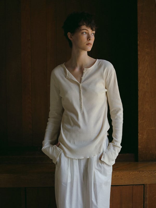 ETRE TOKYOオーコットテレコヘンリーネックトップス