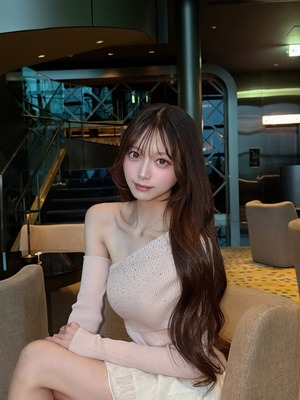 愛されビジューデコルテ美人ニット