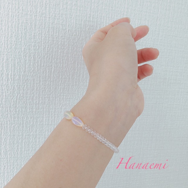 プレシャスオパールとキラキラ水晶を肌で感じるブレスレット