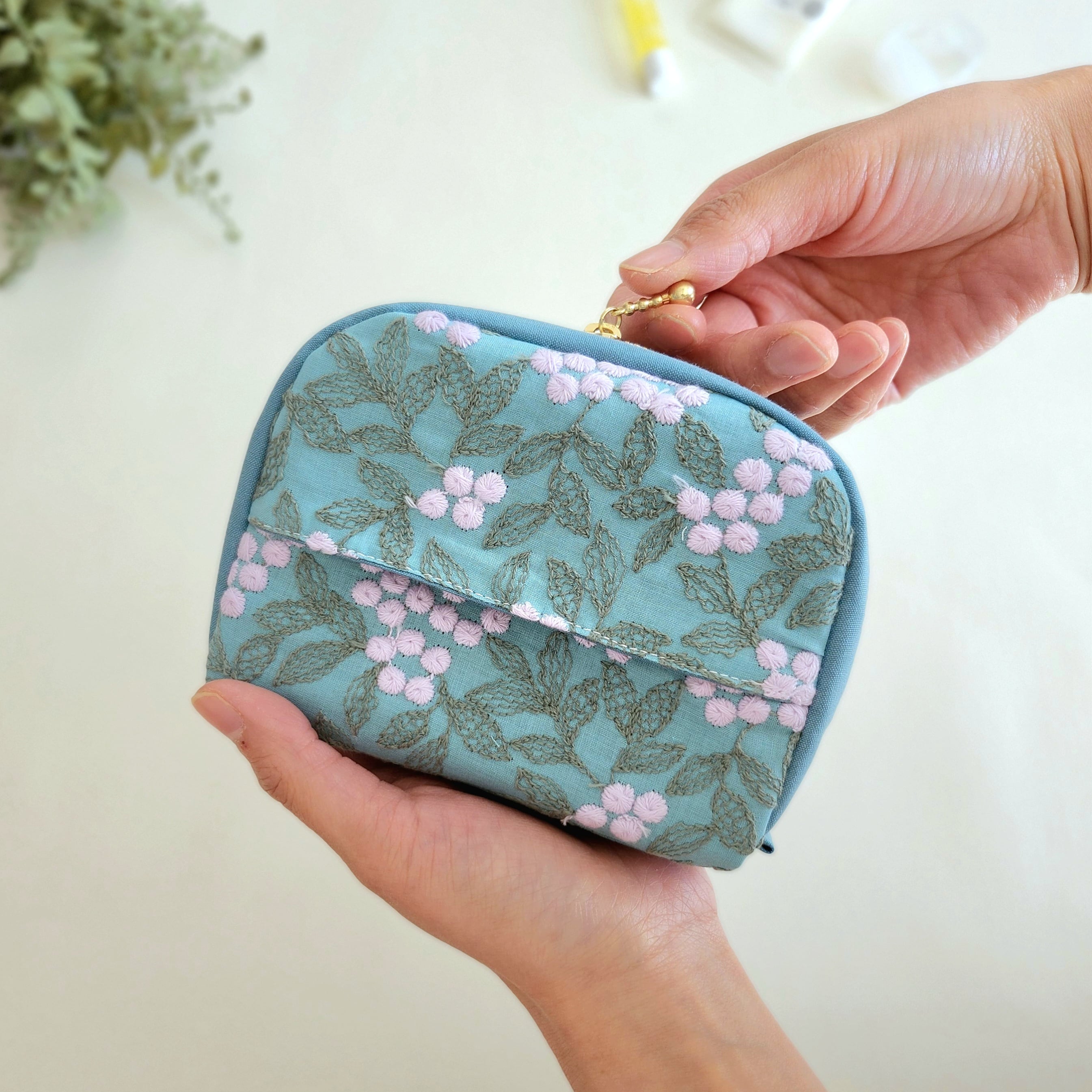 巾着袋 マチポーチ ティッシュケース フラットポーチ ぷくまる刺繍のコロンとマチ付きポケットティッシュポーチ│ターコイズ