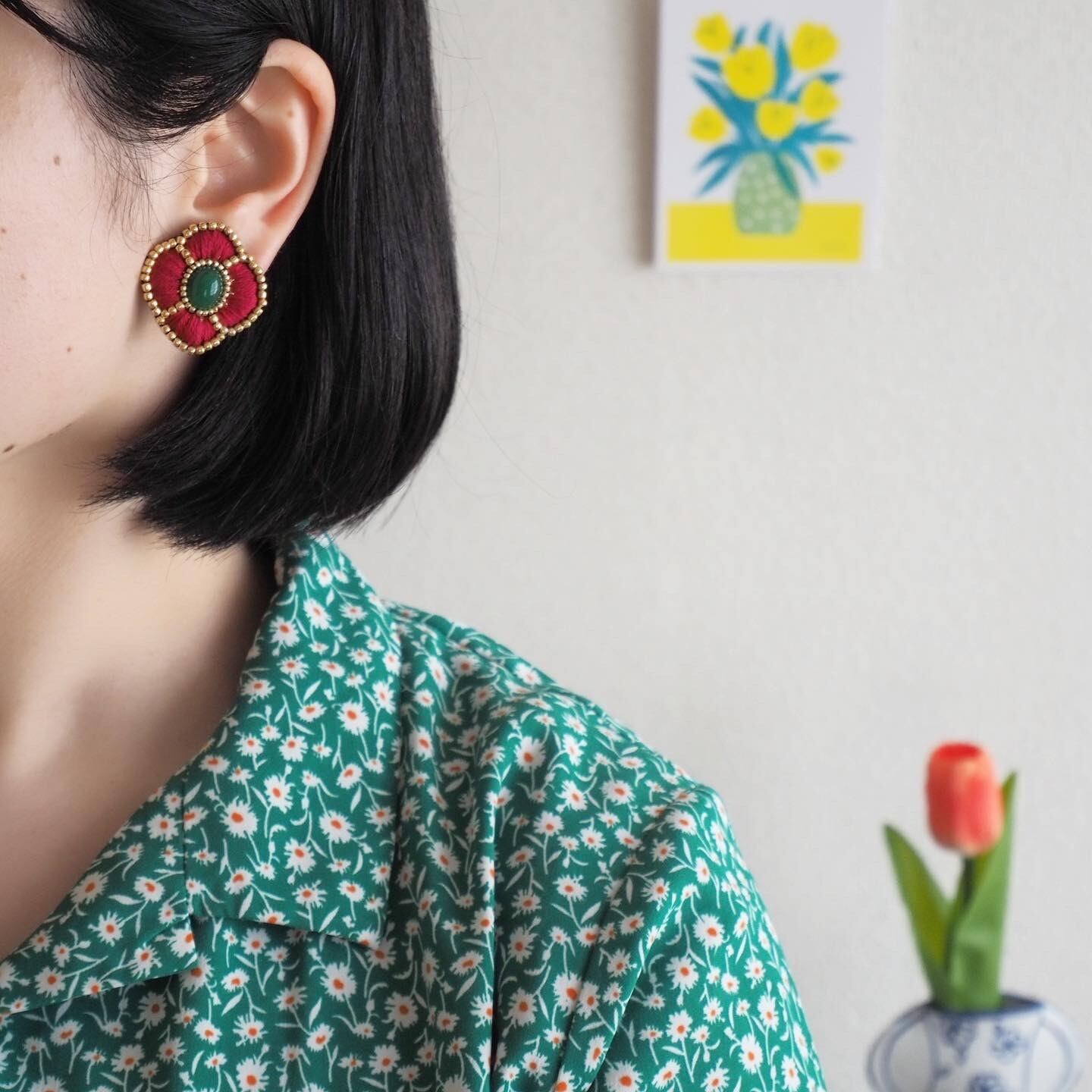 大ぶりレザーフラワーとポンポンのピアス｜ハンドメイド