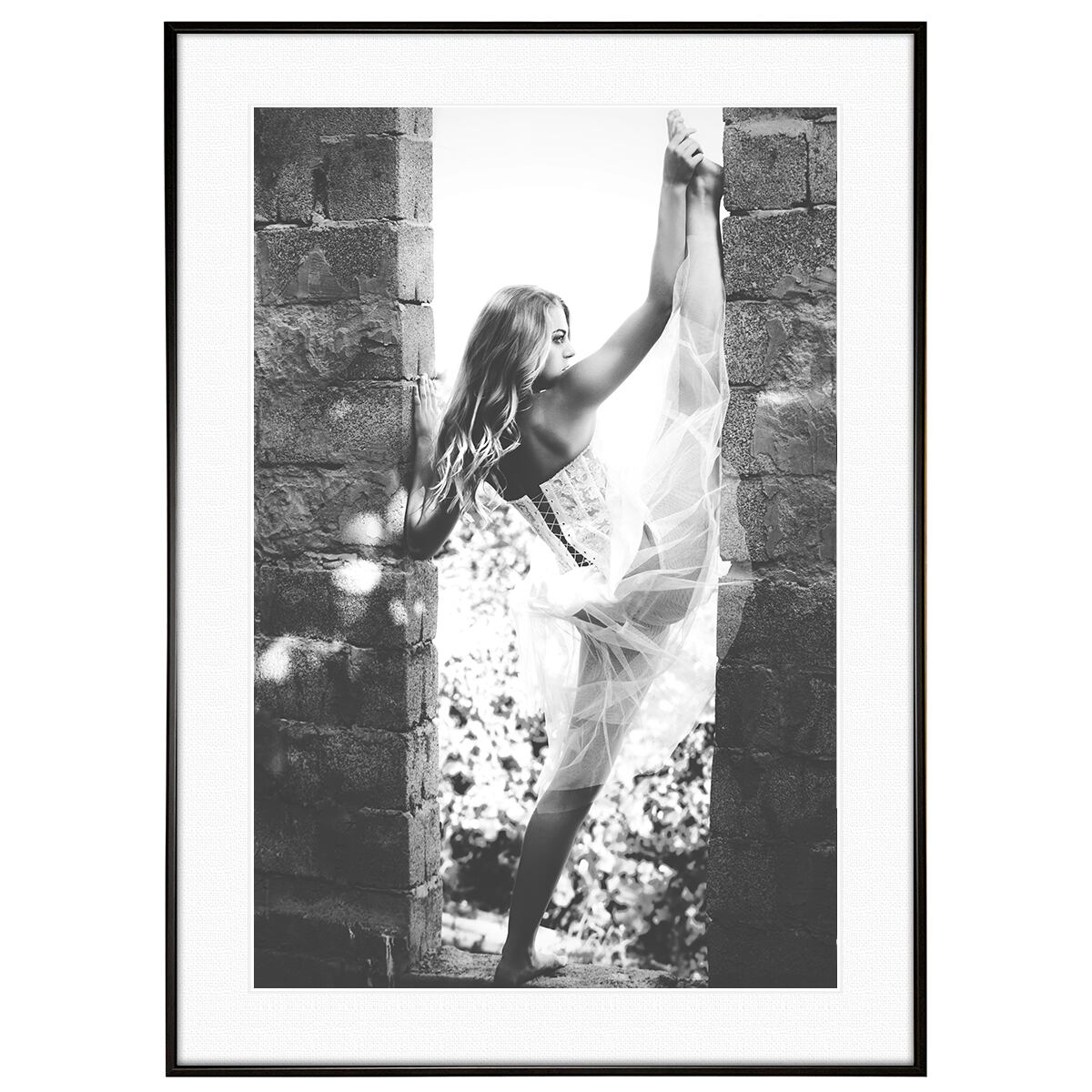人物写真 足を上げる女性 モノクロ インテリアアートポスター額装 AS3788