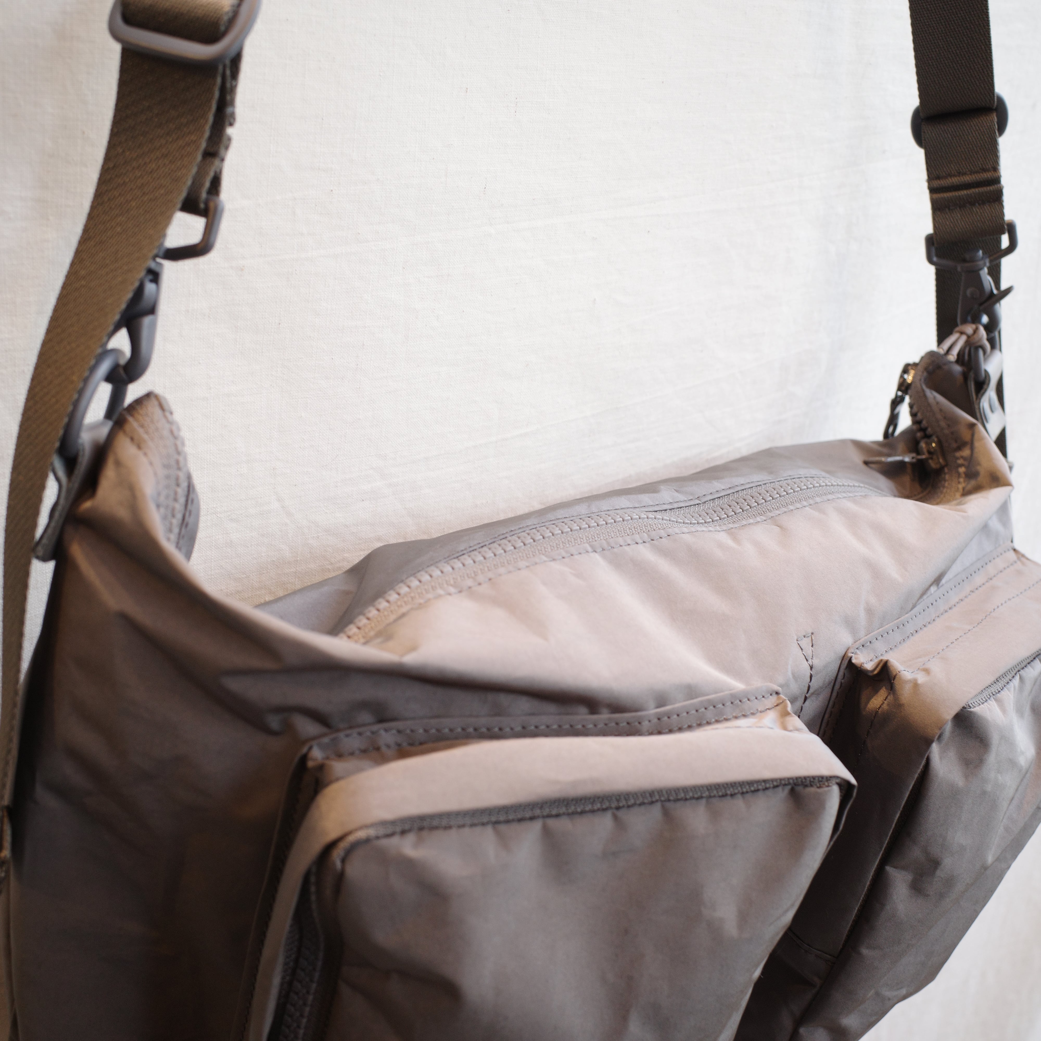 再入荷AMIACALVA(アミアカルヴァ)Spilit Yarn Body bag grey-(F-009