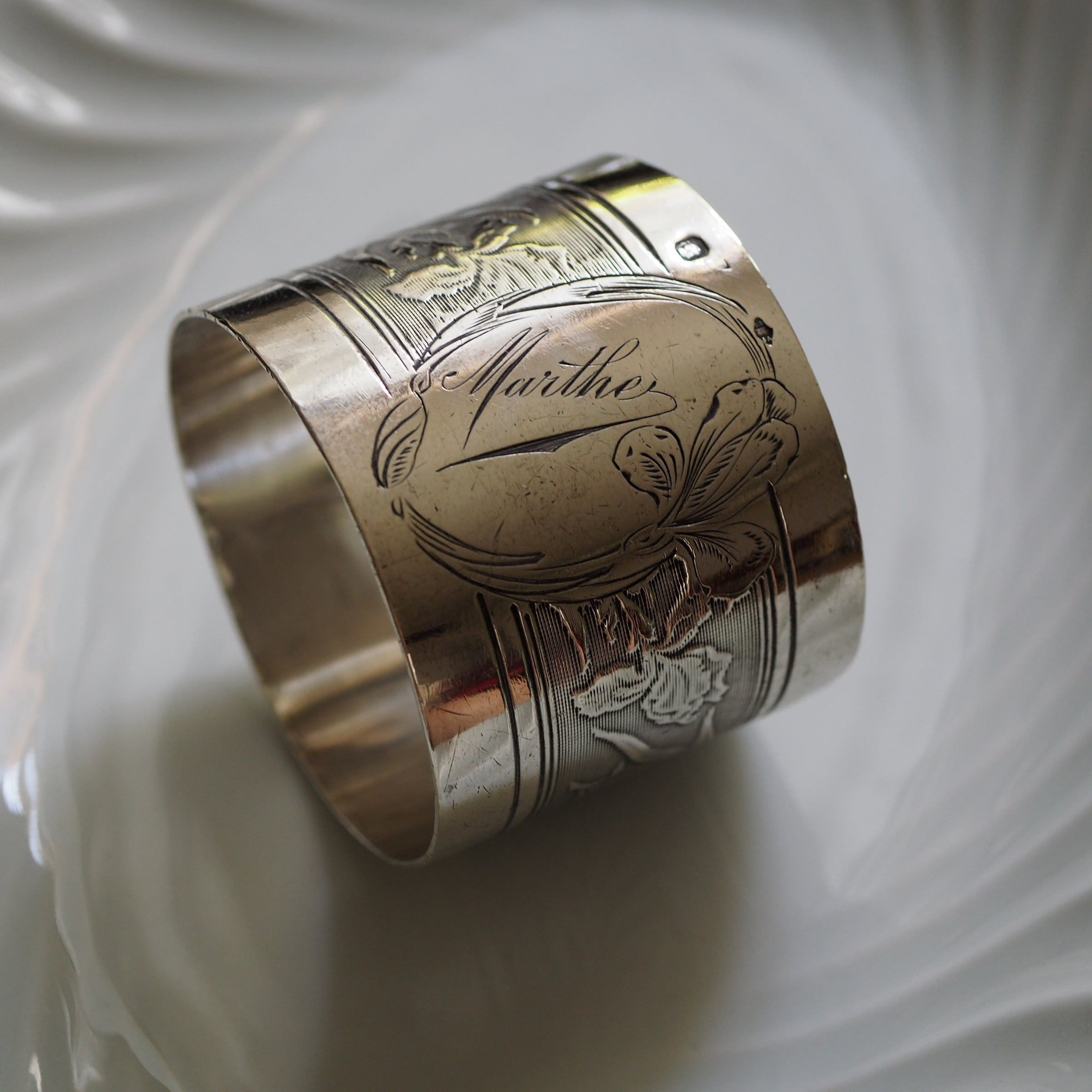 アイリス文様 “Marte” 彫刻入り シルバープレート フランス アンティークナプキンリング