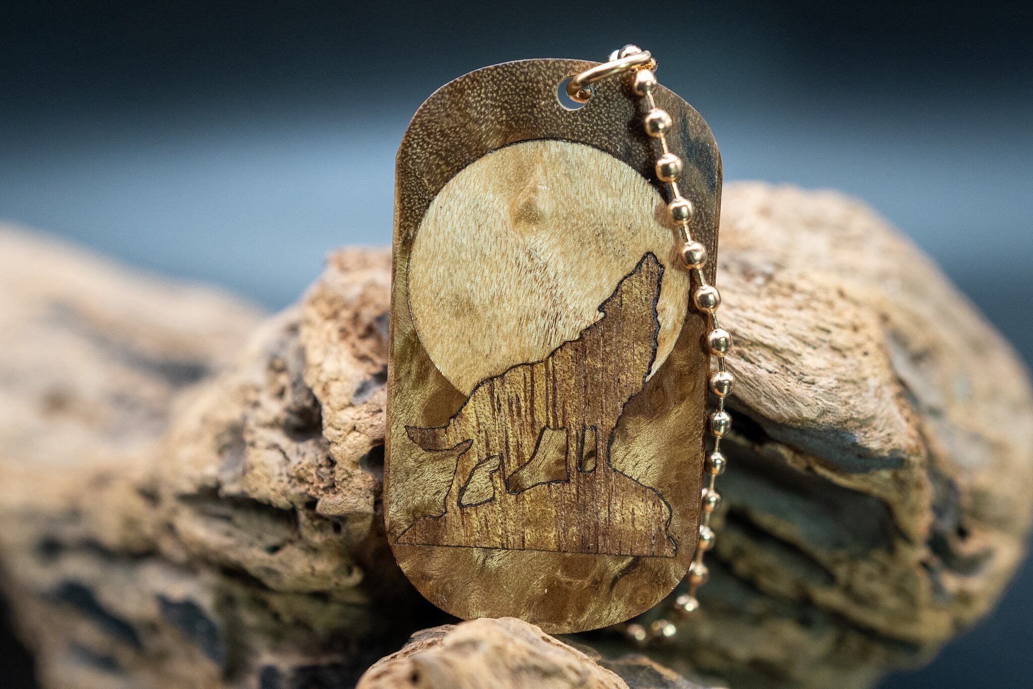 【 緻密な黄金の杢 】 マーブルウッド ドッグタグ 象嵌 月と狼