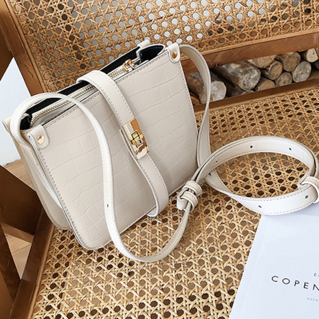 大人カジュアル　クロコ風 スクエア　ショルダーバッグ★６色