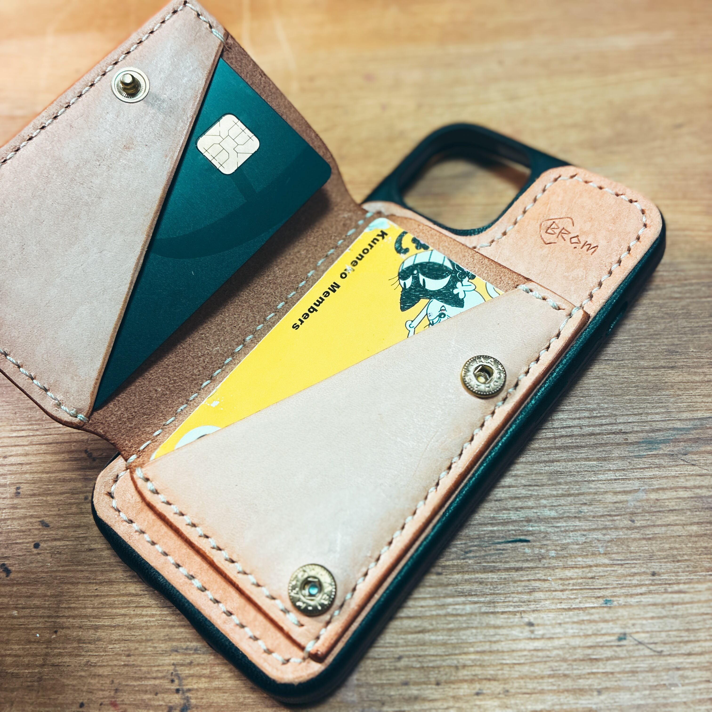レザー ケース タトゥーデザイン iPhone13・14用 レザーケース｜タトゥー風手描きイラスト入り カード
