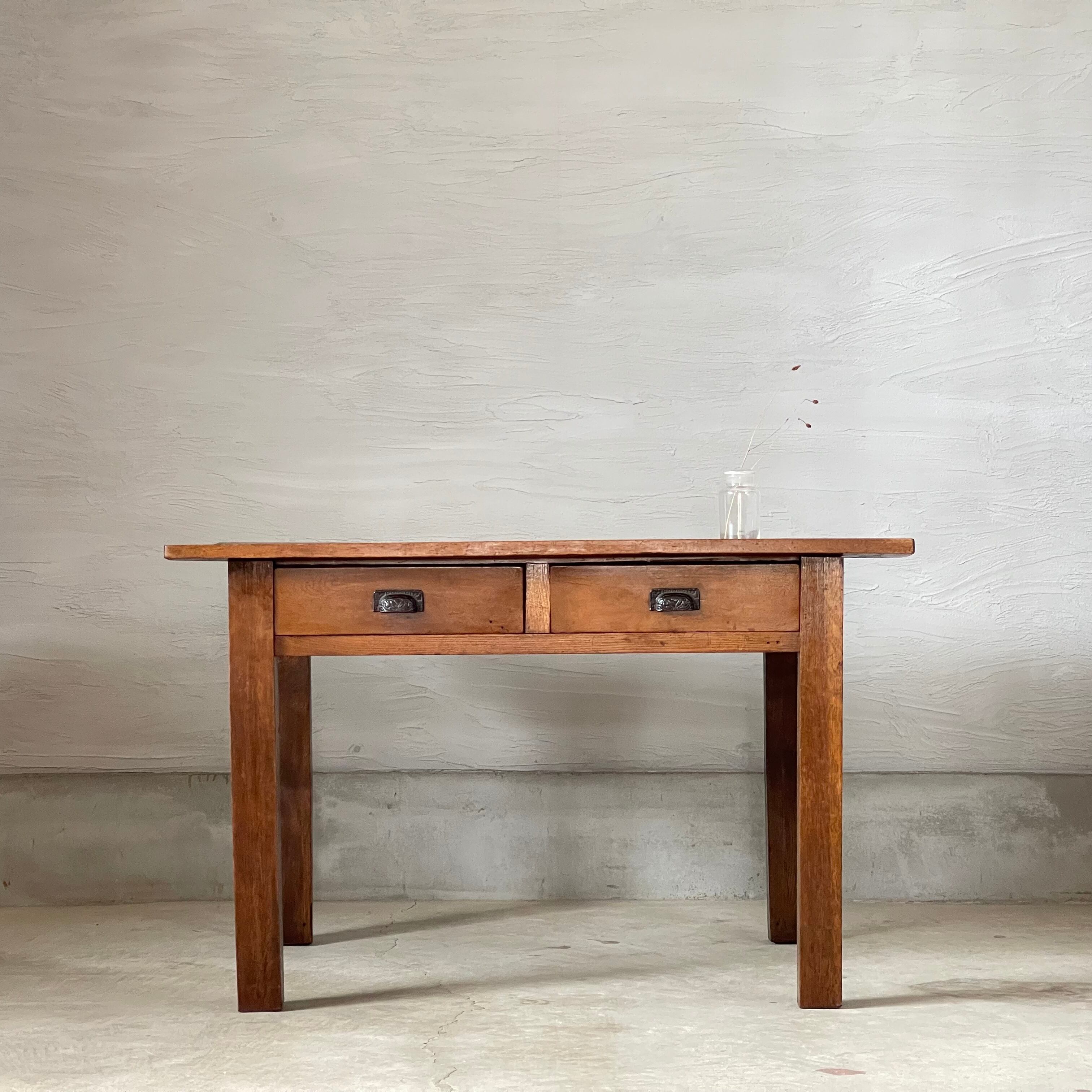 落ち着いた雰囲気のテーブル