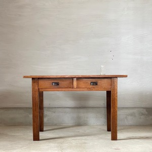 落ち着いた雰囲気のテーブル