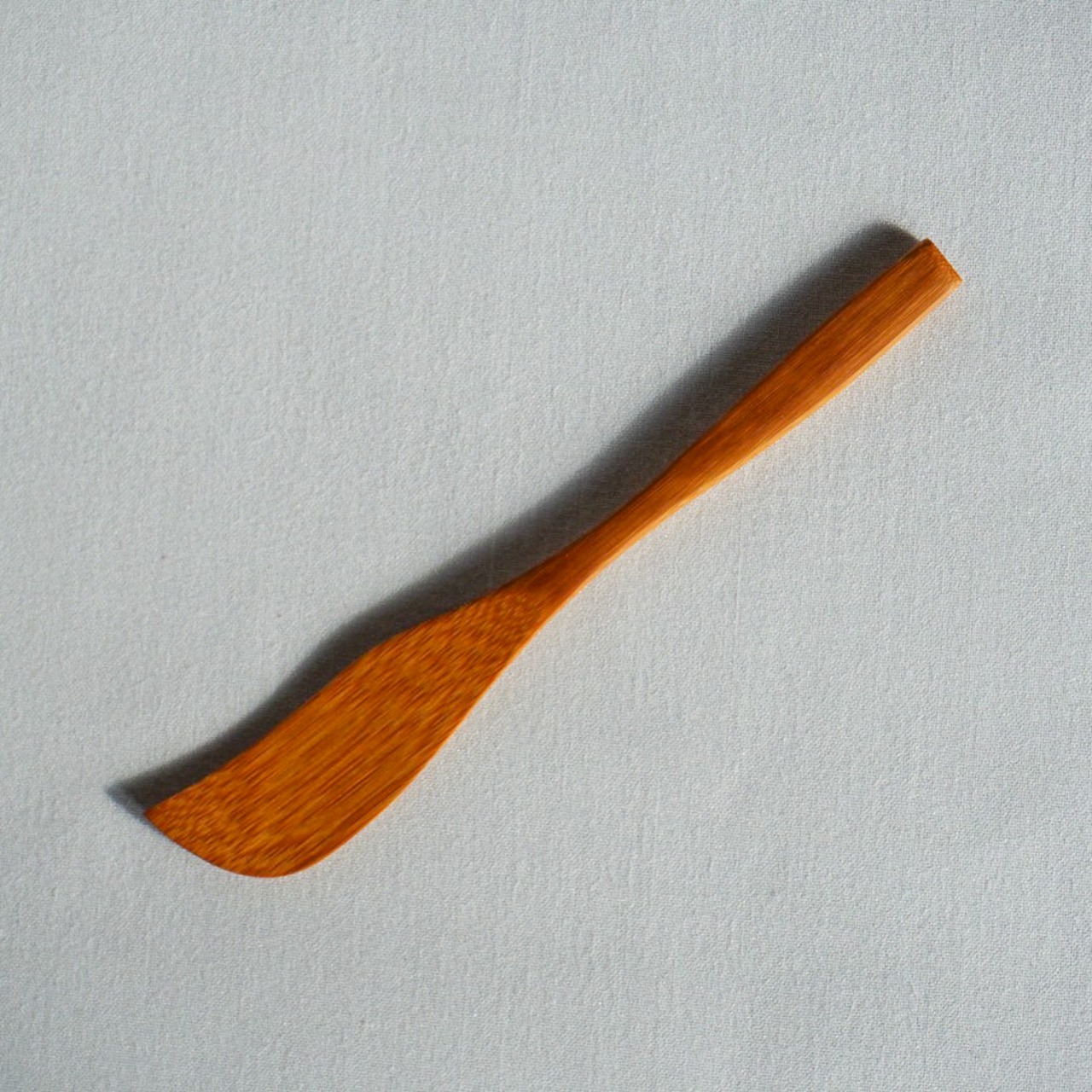 竹曲バターナイフ（蜜蝋仕上げ）