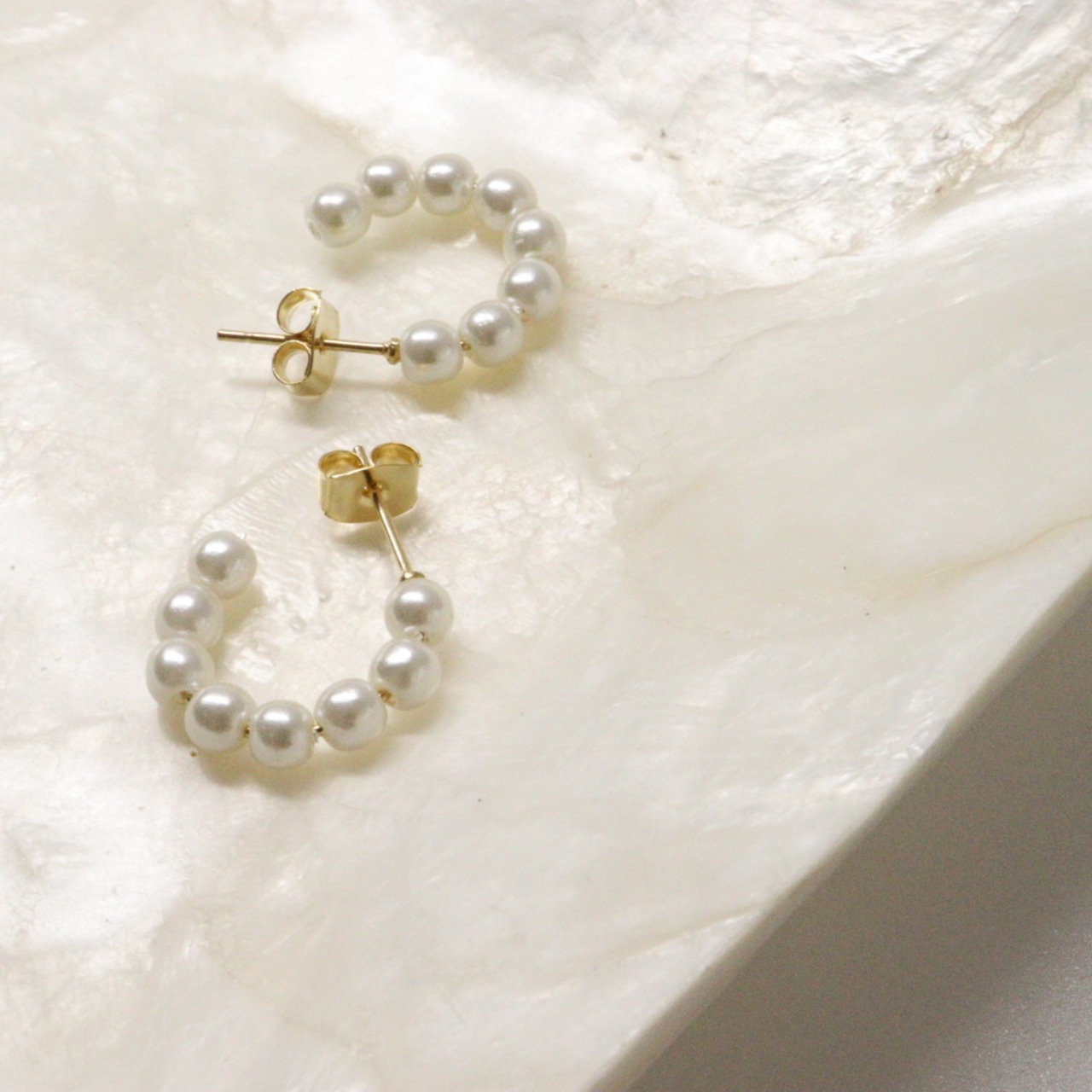パールフーププチピアス 韓国デザイン GOLD 1.8㎝ 両耳用 軽い付け心地 ミニサイズのパールが一周付いたピアス 結婚式のゲストピアス bittersweet