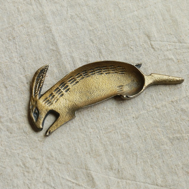 【ご成約品】ぴょんと跳ねる、ウサギのトレイ・彫りが美しい、ゴールドに輝くトレイ3