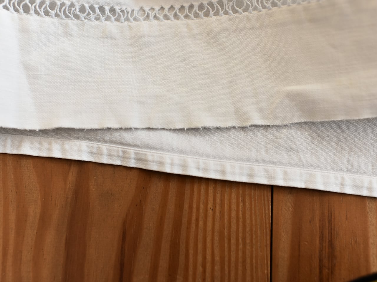 白地にイニシャルが入った裾模様が可愛いリネンシーツ *フレンチアンティーク