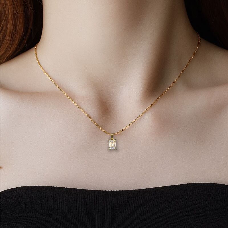 モアサナイト ネックレス〈2.0ct／8×6mm・Dカラー／エメラルドカット