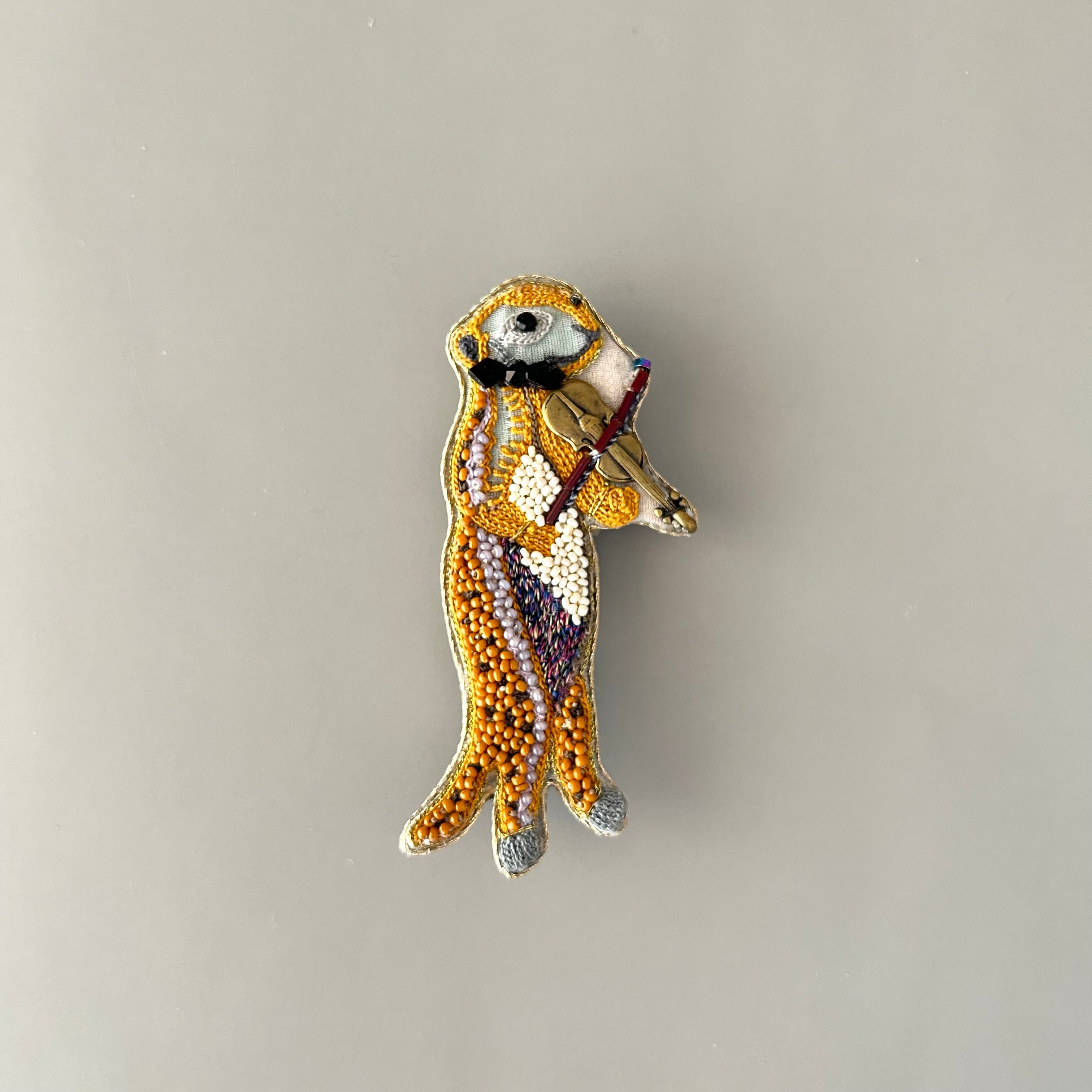 ミーアキャットブローチ<バイオリン弾き>