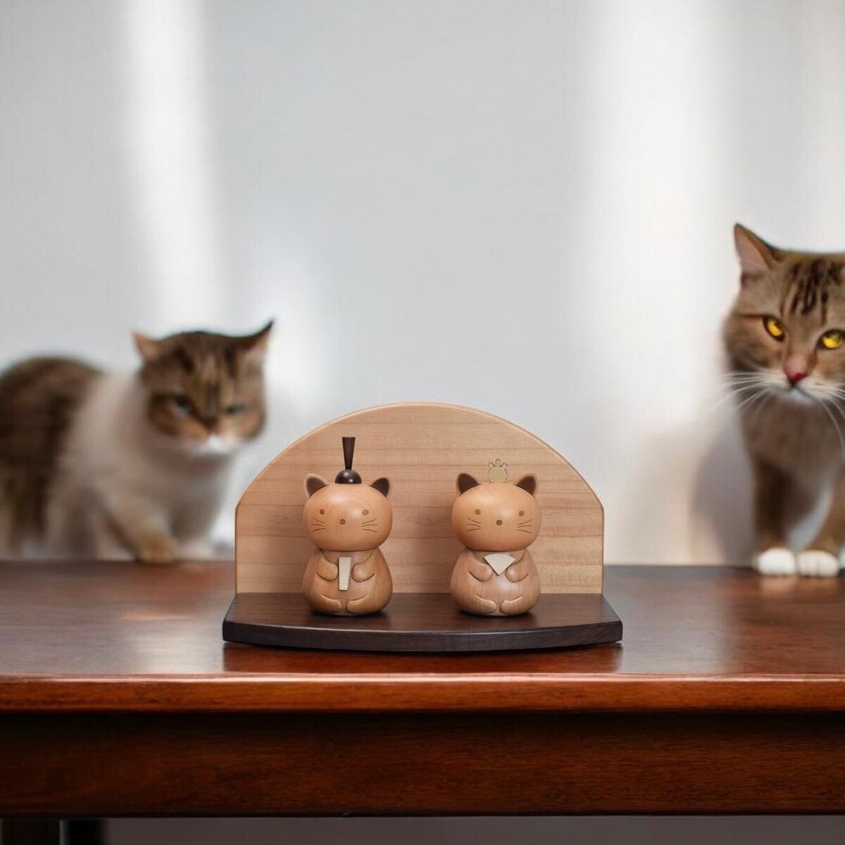 (今季ラス１)みけ猫おひなさま三段飾り お雛様を飾った ⁡ 今年はちゃんと段を組み立てて、フルセットで飾って