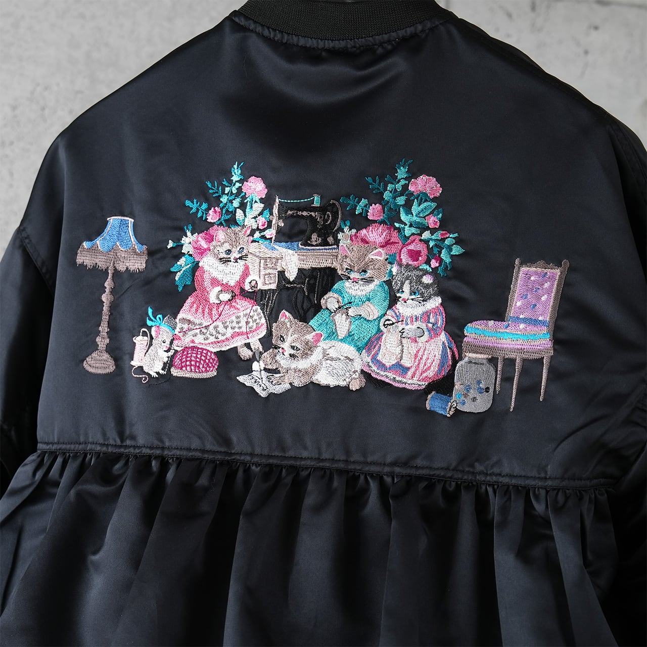 刺繍フリルジャケット“Crafting Cats” (Black) | tamaobazaaar