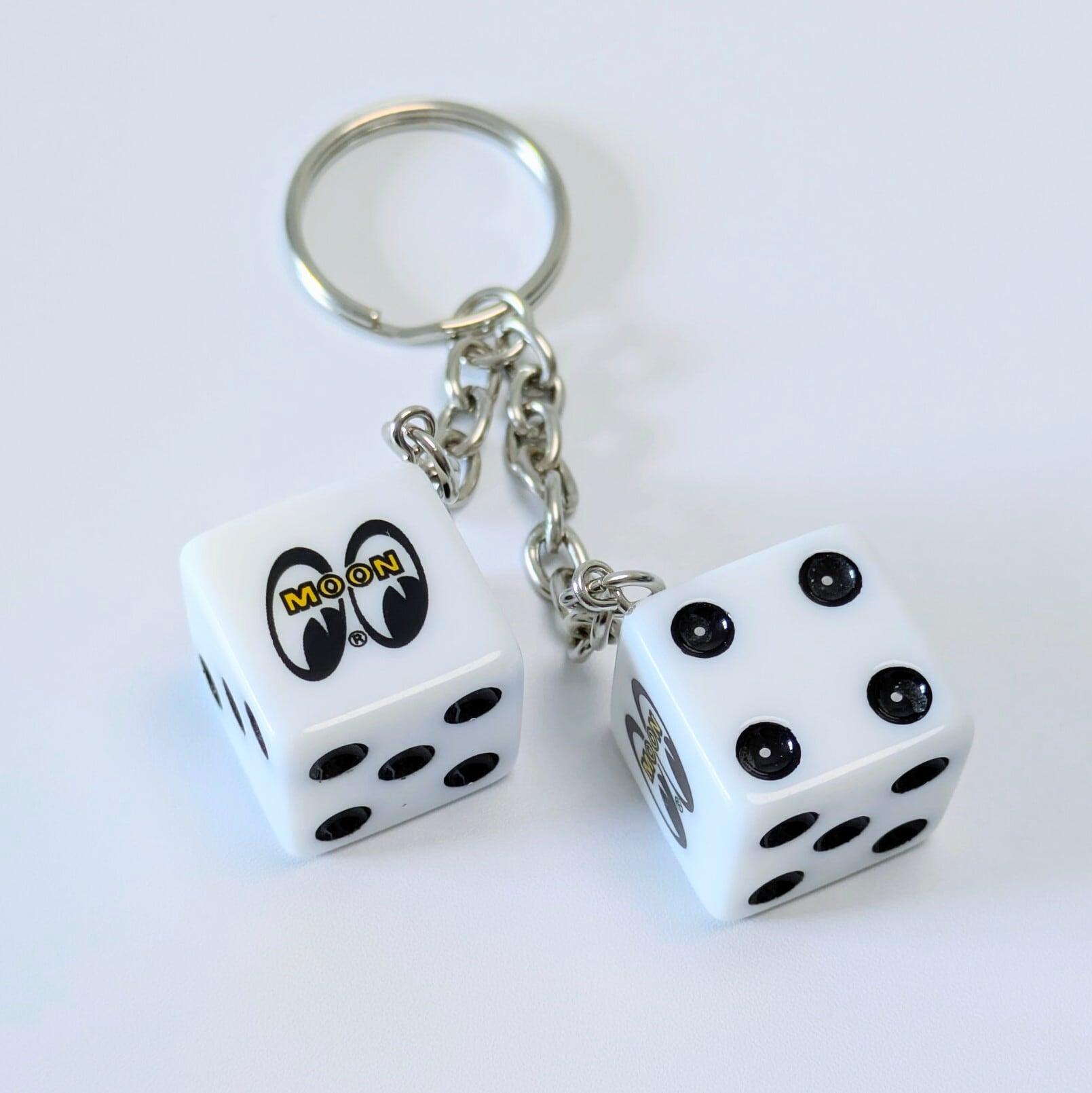 【 MOON / MOONEYES / ムーン アイズ 】 MOON Twin Dice Keyring ムーン ツイン ダイスキーリング / ホットロッド〚アメリカン雑貨 アメトイ〛