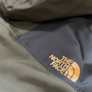 【THE NORTH FACE】海外限定 30周年記念 マウンテンジャケット ブルゾン パーカー ポリエステル ワンポイントロゴ バックロゴ ライトアウター ジップアップ アウトドア ノースフェイス THE NORTH FACE CELEBRATES 30 YEARS OF THE MOUNTAIN JACKETカーキ 切替 M US古着